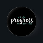 Bóton Redondo 5.08cm Uma Palavra Que Diz Progresso Citação Inspiradora<br><div class="desc">Esforce-se por Progresso e não por Perfeição. Citações inspiracionais e motivacionais e dizendo design com mensagem positiva e elevando o slogan da vida. Legal mercadoria de tipografia artística para aqueles que buscam uma palavra que defina sua atitude e boa vibração. Perfeito para aqueles que amam palavras sarcásticas engraçadas, humor espirituoso,...</div>