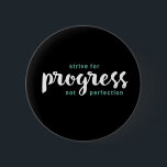 Bóton Redondo 5.08cm Uma Palavra Que Diz Progresso Citação Inspiradora<br><div class="desc">Esforce-se por Progresso e não por Perfeição. Citações inspiracionais e motivacionais e dizendo design com mensagem positiva e elevando o slogan da vida. Legal mercadoria de tipografia artística para aqueles que buscam uma palavra que defina sua atitude e boa vibração. Perfeito para aqueles que amam palavras sarcásticas engraçadas, humor espirituoso,...</div>