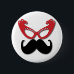 Bóton Redondo 5.08cm vidros bling vermelhos com bigode<br><div class="desc">Está aqui um design gráfico do divertimento que caracterize os vidros vermelhos do olho de gato embellished com diamantes e um bigode preto grande agradável.  O tema do bigode do divertimento é grande para partidos de todos os tipos.</div>