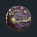Bóton Redondo 5.08cm Vincent van Gogh - Noite Estrelada<br><div class="desc">Starry Night (1889), por Vincent van Gogh, é um apos impressionismo de pintura paisagística de arte. Uma vista de uma cidade num vale à noite com as nuvens a girar, as estrelas a brilhar e uma bela lua ouro amarela. Foi pintado durante o dia pela memória e é a pintura...</div>