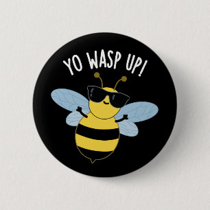 Bóton Redondo 5.08cm Yo Wasp Up Funny Inseto Pun Dark BG