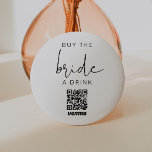 Bóton Redondo 7.62cm ADELLA Modern Bachelorette Comprar Noiva a Bebida<br><div class="desc">Este pino do botão de solteiro apresenta uma fonte moderna de script manuscrito com a palavra 'comprar a noiva de uma bebida." Edite facilmente todos os textos e cores para corresponder ao seu estilo de evento. Este botão é perfeito para uma festa de fim de semana de chá de panela...</div>