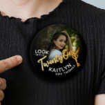 Bóton Redondo 7.62cm aniversário de 21 anos personalizado cor ouro de f<br><div class="desc">Vinte e um script de efeito dourado texto de foto de pin party crachá. Personalize este botão de aniversário de fotos do programa de aniversário de 21 anos com seu próprio nome de aniversariante e uma foto de sua aniversariante. Outros anos e itens correspondentes estão disponíveis e podem ser criados...</div>