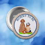 Bóton Redondo 7.62cm Baby Boy e Dog Baseball Chá de fraldas Mãe para Se<br><div class="desc">A Mamãe do garoto personalizado Brown e Blue para ser botão com um menino sentado ao lado de um cachorro com um tema de beisebol.</div>