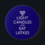 BÓTON REDONDO 7.62CM CANETAS LUMINOSAS E TRAÇOS PARA COMER<br><div class="desc">Diversão para Chanukah. VELAS LUMINOSAS E ATAQUES DE COMER com uma menorah. Design baseado na moral britânica de 1939.</div>