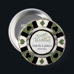 Bóton Redondo 7.62cm Casamento de Estilo de Las Vegas - Verde<br><div class="desc">Pinos Do Botão. Estilo Las Vegas Casado em verde-azeitona macio com sotaques de ouro e prata Design Poker Chip. ⭐ Este produto é 100% personalizável. *****Clique no BOTÃO PERSONALIZAR para adicionar, excluir, mover, redimensionar, mudar ao redor, girar, etc... qualquer dos gráficos ou textos. 99% dos meus designs na minha loja...</div>