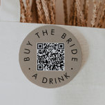 Bóton Redondo 7.62cm Chic Faux Kraft Comprar Noiva A Beber Código QR<br><div class="desc">Este comprar kraft faux chic na noiva um pino de código QR de bebida é perfeito para uma simples festa de solteira ou chá de panela. O simples design apresenta uma tipografia negra minimalista clássica em um papel kraft falso,  com estilo 'boho' rústico.</div>