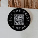 Bóton Redondo 7.62cm Comprar Preto Chic O Código QR da Noiva A Drink<br><div class="desc">Este comprar preto chic a noiva um pino de código QR de bebida é perfeito para uma simples festa de solteira ou chá de panela. A simples design escura apresenta uma tipografia clássica minimalista a preto e branco,  com um toque na moda sofisticado. Personalizável em qualquer cor.</div>