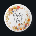 Bóton Redondo 7.62cm Dama de honra da abóbora das folhas de outono<br><div class="desc">Nosso botão da festa de casamento da dama de honra do outono caracteriza uma folha bonita do outono & as abóboras envolvem-se com um roteiro rotulado mão.
 Visite nossa loja para ver nossas folhas da queda & coleção da abóbora.</div>