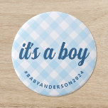 Bóton Redondo 7.62cm É um Chá de fraldas Boy Gingham<br><div class="desc">Este botão de chá de fraldas apresenta um fundo de verificação de gingham azul e branco pastel, evocando uma sensação de charme sulista. A mensagem "é um menino" em letra cursiva na moda garante que o botão é atraente enquanto mantém um ar de elegância informal. O botão reflete um disquete...</div>
