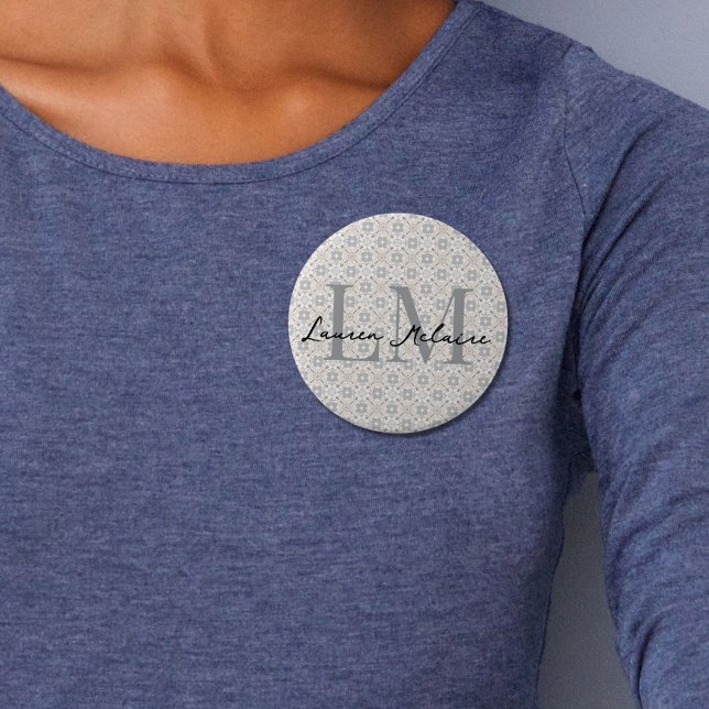 Bóton Redondo 7.62cm Elegant Monogram Script Name Spanish Tile Button (Woman wearing a round elegant monogram and script name pin button with beautiful light gray pattern)