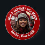 Bóton Redondo 7.62cm Espírito do Segundo grau de Fotografias da Banda V<br><div class="desc">Esta legal fotografia de banda personalizada de marchagem de segundo grau apresenta uma tipografia branca do seu grupo e o nome do jogador num botão vermelho. Personalize com a fotografia do seu aluno e o ano de aula como um pai orgulhoso. Uma mãe e um pai podem vestir estes botões...</div>