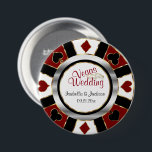 Bóton Redondo 7.62cm Estilo Las Vegas Casado Vermelho Escuro e Dourado<br><div class="desc">Pinos Do Botão. Casamento de Estilo Las Vegas em Vermelho Escuro e Dourado Poker Design. ⭐ Este produto é 100% personalizável. *****Clique no BOTÃO PERSONALIZAR para adicionar, excluir, mover, redimensionar, mudar ao redor, girar, etc... qualquer dos gráficos ou textos. 99% dos meus designs na minha loja são feitos em camadas....</div>