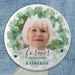 Bóton Redondo 7.62cm Eucalyptus Greenery Foto Memorial Funeral<br><div class="desc">Honre o seu amado com um botão personalizado de funeral do memorial fotográfico. Este botão funerário apresenta uma coroa elegante de eucalipto verde, com sua foto personalizada. Cite "In Loving Memory" (Em Memória Adorável). Personalize com a foto favorita e o nome. Perfeito para favores funerários, celebração de eventos de vida...</div>