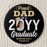 Bóton Redondo 7.62cm Formando Foto Ortopolha Pai Elegante Preto e Doura<br><div class="desc">Mostre sua alegria pelo formando com um botão de graduação redondo de "Pai Orgulhoso" com uma foto personalizada de na moda. A imagem e o texto neste modelo são simples de personalizar, e todos os textos, cores e fontes podem ser alterados com a ferramenta Zazzle design. (DICA DE IMAGEM: Uma...</div>