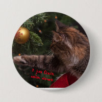 gato de natal consertando botão de pino de árvore