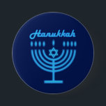 Bóton Redondo 7.62cm Hanukkiah Happy Hanukkah Holiday Menorah<br><div class="desc">Símbolo Hanukkiah. Feliz Festa de Hanukkah Feriado Judeu Menorah Azul. Decoração de Feriado Judeu Chanukkah com o símbolo decorativo tradicional de Chanuka - Marinho Blue color hanukkiah menorah, candelabro com velas, estrela de David e ilustração azul neon brilhante. Festa de Chanucá das Luzes Decoração do Evento. Jerusalém, Israel. Acessórios >...</div>