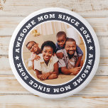 Bóton Redondo 7.62cm Mãe Incrível Desde 20XX Foto Simples Moderna<br><div class="desc">Este design simples e moderno é composto por tipografia de serifa e adiciona uma foto personalizada. Mãe incrível Desde 20XX circula a foto de sua mãe,  mãe,  mãe,  mãe etc. Este é um presente perfeito para sua mãe no aniversário,  dia de as mães,  natal,  etc.</div>