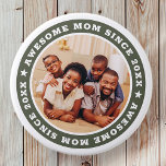Bóton Redondo 7.62cm Mãe Incrível Desde 20XX Foto Simples Moderna<br><div class="desc">Este design simples e moderno é composto por tipografia de serifa e adiciona uma foto personalizada. Mãe incrível Desde 20XX circula a foto de sua mãe,  mãe,  mãe,  mãe etc. Este é um presente perfeito para sua mãe no aniversário,  dia de as mães,  natal,  etc.</div>