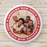 Bóton Redondo 7.62cm Mãe Incrível Desde 20XX Foto Simples Moderna<br><div class="desc">Este design simples e moderno é composto por tipografia de serifa e adiciona uma foto personalizada. Mãe incrível Desde 20XX circula a foto de sua mãe,  mãe,  mãe,  mãe etc. Este é um presente perfeito para sua mãe no aniversário,  dia de as mães,  natal,  etc.</div>