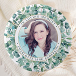 Bóton Redondo 7.62cm Memorial de Fotografias Personalizadas do Funeral<br><div class="desc">Honre o seu amado com um botão personalizado de funeral do memorial fotográfico. Este botão funerário apresenta uma coroa elegante de eucalipto verde, com sua foto personalizada. Cite "In Loving Memory" (Em Memória Adorável). Personalize com a foto favorita e o nome. Perfeito para favores funerários, celebração de eventos de vida...</div>