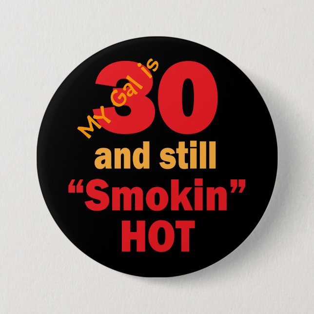 Bóton Redondo 7.62cm Minha Gal tem 30 anos e ainda fumando quente | ani (Frente)