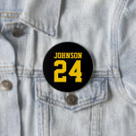 Bóton Redondo 7.62cm Nome do atleta preto e amarelo Número de Jersey<br><div class="desc">Anime-se com a sua equipe desportiva favorita, jogador de futebol ou mostre seu orgulho escolar com um botão personalizado de espírito! Adicione o nome da sua escola ou personalize com o nome de um jogador e o número de camisa. Perfeito para jogos de futebol, basquetebol, baseball e futebol! Crie pinos...</div>