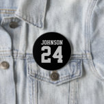 Bóton Redondo 7.62cm Nome do atleta preto e Cinza Número de Jersey<br><div class="desc">Anime-se com a sua equipe desportiva favorita, jogador de futebol ou mostre seu orgulho escolar com um botão personalizado de espírito! Adicione o nome da sua escola ou personalize com o nome de um jogador e o número de camisa. Perfeito para jogos de futebol, basquetebol, baseball e futebol! Crie pinos...</div>