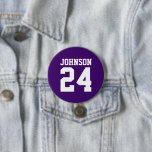 Bóton Redondo 7.62cm Nome do atleta roxo e branco Número de Jersey<br><div class="desc">Anime-se com a sua equipe desportiva favorita, jogador de futebol ou mostre seu orgulho escolar com um botão personalizado de espírito! Adicione o nome da sua escola ou personalize com o nome de um jogador e o número de camisa. Perfeito para jogos de futebol, basquetebol, baseball e futebol! Crie pinos...</div>