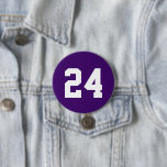 Bóton Redondo 7.62cm Número de Jersey, atleta branco e roxo<br><div class="desc">Anime-se com a sua equipe desportiva favorita, jogador de futebol ou mostre seu orgulho escolar com um botão personalizado de espírito! Personalize com o número de camisa de um jogador ou outro texto personalizado. Perfeito para jogos de futebol, basquetebol, baseball e futebol! Crie pinos personalizados para o grupo inteiro, cheerleaderes,...</div>