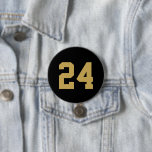 Bóton Redondo 7.62cm Número de Jersey, atleta preto e Dourado<br><div class="desc">Anime-se com a sua equipe desportiva favorita, jogador de futebol ou mostre seu orgulho escolar com um botão personalizado de espírito! Personalize com o número de camisa de um jogador ou outro texto personalizado. Perfeito para jogos de futebol, basquetebol, baseball e futebol! Crie pinos personalizados para o grupo inteiro, cheerleaderes,...</div>