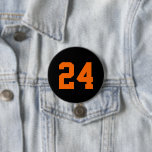 Bóton Redondo 7.62cm Número de Jersey, atleta preto e laranja<br><div class="desc">Anime-se com a sua equipe desportiva favorita, jogador de futebol ou mostre seu orgulho escolar com um botão personalizado de espírito! Personalize com o número de camisa de um jogador ou outro texto personalizado. Perfeito para jogos de futebol, basquetebol, baseball e futebol! Crie pinos personalizados para o grupo inteiro, cheerleaderes,...</div>