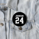 Bóton Redondo 7.62cm Numero Jersey do Atleta Negro e Branco<br><div class="desc">Anime-se com a sua equipe desportiva favorita, jogador de futebol ou mostre seu orgulho escolar com um botão personalizado de espírito! Adicione o nome da sua escola ou personalize com o nome de um jogador e o número de camisa. Perfeito para jogos de futebol, basquetebol, baseball e futebol! Crie pinos...</div>