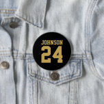 Bóton Redondo 7.62cm Número Jersey do Atleta Negro e Dourado<br><div class="desc">Anime-se com a sua equipe desportiva favorita, jogador de futebol ou mostre seu orgulho escolar com um botão personalizado de espírito! Adicione o nome da sua escola ou personalize com o nome de um jogador e o número de camisa. Perfeito para jogos de futebol, basquetebol, baseball e futebol! Crie pinos...</div>