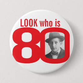 Bóton Redondo 7.62cm Olhe quem é botão da foto 80/crachá vermelhos e