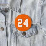Bóton Redondo 7.62cm Orange and White Athlett Jersey Number<br><div class="desc">Anime-se com a sua equipe desportiva favorita, jogador de futebol ou mostre seu orgulho escolar com um botão personalizado de espírito! Personalize com o número de camisa de um jogador ou outro texto personalizado. Perfeito para jogos de futebol, basquetebol, baseball e futebol! Crie pinos personalizados para o grupo inteiro, cheerleaderes,...</div>