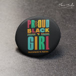 Bóton Redondo 7.62cm Orgulhosa Black Girl Black History Month Family<br><div class="desc">Elevante orgulho familiar neste Mês da História Negra com nossa colorida design de tipografia moderna com 'Garota Negra Orgulhosa'. Celebrar a herança em estilo. 🎉 🎁 Nota: As imagens de cobrir são apenas modelos; os tamanhos e cores reais do produto seguem os padrões do Zazzle. Verifique as informações do produto...</div>