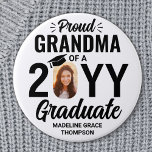 Bóton Redondo 7.62cm Qualquer Formando De Texto Foto Orgulhosa Vovó Pre<br><div class="desc">Mostre seu orgulho pelo formando com um botão de graduação de fotos personalizado. (DICA DE IMAGEM: Uma maneira fácil de centralizar uma foto exatamente como você deseja é recortá-la antes de carregá-la no site do Zazzle.) Imagem e todo texto nesta modelo são simples de personalizar incluindo "Vovó Orgulhosa". A formulação...</div>