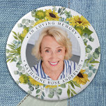 Bóton Redondo 7.62cm Sunflower In Loving Memory Foto Memorial Funeral<br><div class="desc">Honre o seu amado com um botão personalizado de funeral do memorial fotográfico. Este botão funerário apresenta girassóis elegantes, com sua foto personalizada. Cite "In Loving Memory" (Em Memória Adorável). Personalize com a foto favorita e o nome. Perfeito para favores funerários, celebração de eventos de vida e serviços de memórias....</div>