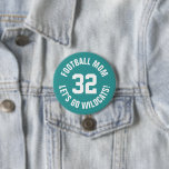 Bóton Redondo 7.62cm Teal and White Football, Mãe Jersey Número<br><div class="desc">Anime-se com a sua equipe desportiva favorita, jogador de futebol ou mostre seu orgulho escolar com um botão personalizado de espírito! Adicione o nome da sua escola ou personalize com o nome de um jogador e o número de camisa. Perfeito para jogos de futebol, basquetebol, baseball e futebol! Crie pinos...</div>