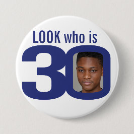 Bóton Redondo 7.62cm Veja quem é o aniversário de 30 anos branco azul m