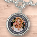 Bracelete Memorial In Loving Memory Modern Custom Photo<br><div class="desc">Este design simples e moderno é composto por tipografia de serifa e adiciona uma foto personalizada. "In Loving Memory" rodeia a foto personalizada do seu amado.</div>