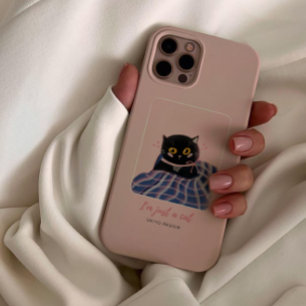 Branca cor-de-rosa com gato de companhia
