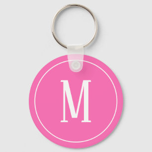 Branco do monograma no chaveiro cor-de-rosa