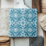 Branco Simétrico Elegante - Padrão Teal Português<br><div class="desc">Este Elegante azulejo Simétrico da Cerâmica Branca, Padrão Teal Português, apresenta um padrão inspirado em vintage de intrincados teais e brancos florais, perfeitamente simétricos para trazer um senso de equilíbrio e harmonia a qualquer espaço. Com suas refinadas formas geométricas ornamentais, esse azulejo expele uma estética luxuosa e sofisticada, ideal tanto...</div>
