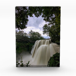 Brandywine Falls rugindo na primavera da manhã