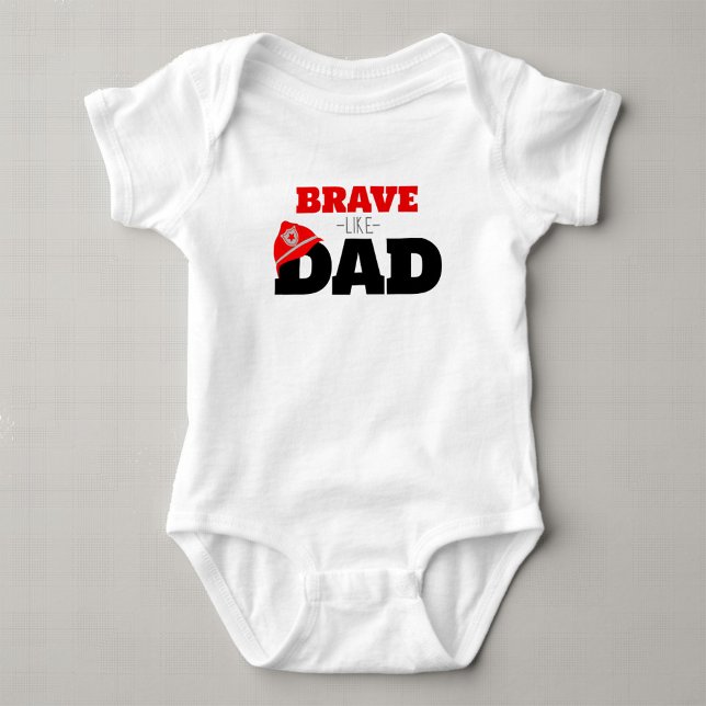 Brave Like Dad Camiseta Body Bebê Bombeiro  (Brave Like Dad Baby or Toddler Bodysuit with Cute Firetruck Embellishment on Neckline Backside)