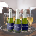 Bridesmaid de Casamento de Script Estilizado Azul-<br><div class="desc">Etiquetas autoadesivas para as suas minigarrafas de vinho espumante de casamento que apresentam uma cor azul-marinho tenda juntamente com a "Bridesmaid" impressa em branco e estilizado. Uma ideia excelente para quando dá as damas de honra,  além de planejar uma festa de solteira!</div>