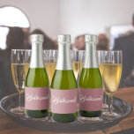 Bridesmaid de Casamento de Script Estilizado Dusty<br><div class="desc">Etiquetas autoadesivas para as suas minigarrafas de vinho espumante de casamento que apresentam uma cor de rosa empoeirada e tenra juntamente com a "Bridesmaid" impressa em branco e estilizado. Uma ideia excelente para quando dá as damas de honra,  além de planejar uma festa de solteira!</div>