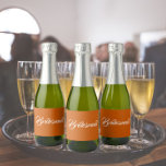 Bridesmaid de Casamento de Script Estilizado Laran<br><div class="desc">Etiquetas autoadesivas para as minigarrafas de vinho espumante do seu casamento que apresentam uma cor laranja tenda queimada e uma "Bridesmaid" impressa em branco e estilizada escrita. Uma ideia excelente para quando dá as damas de honra,  além de planejar uma festa de solteira!</div>